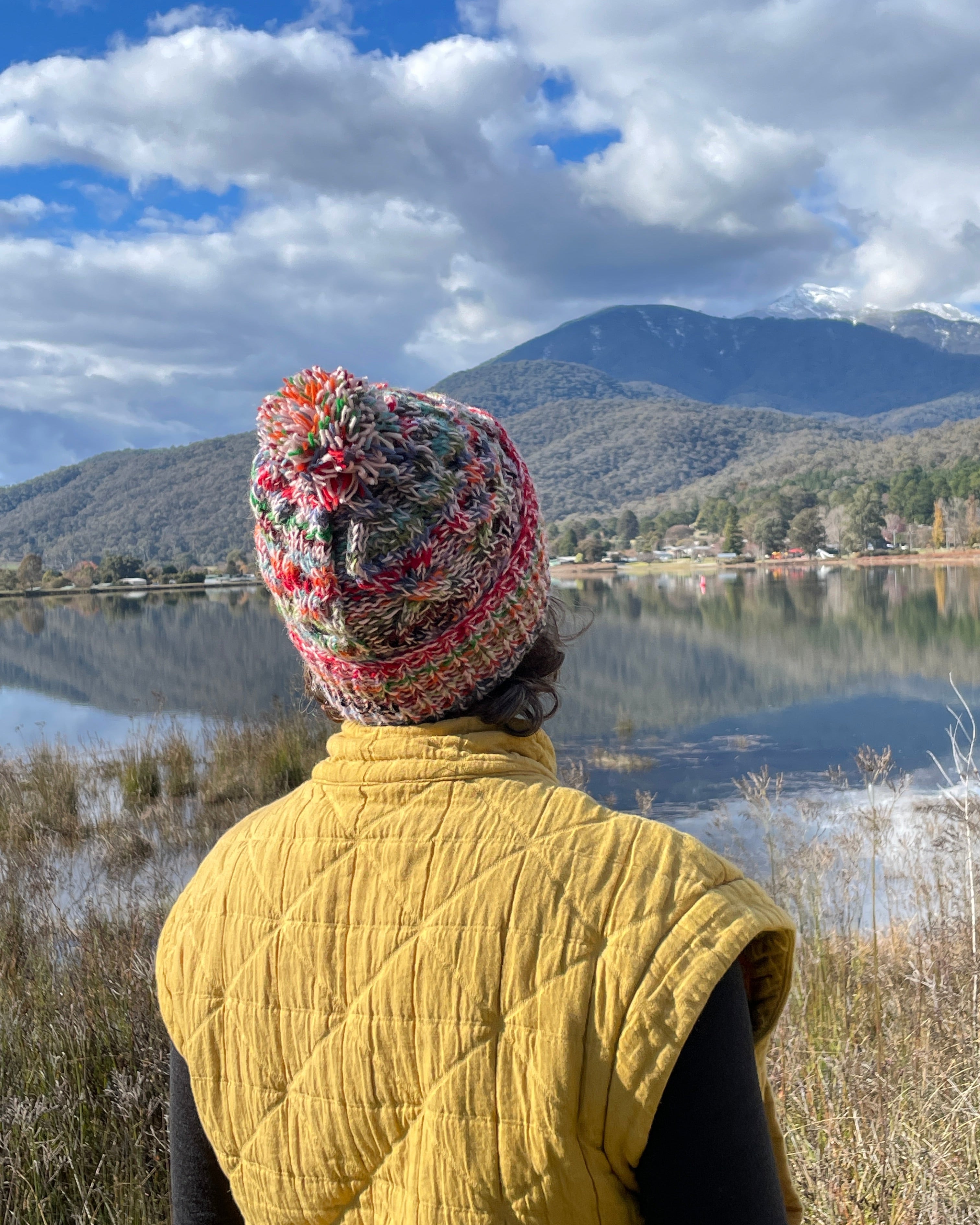 Person wearing a multicolour wool beanie